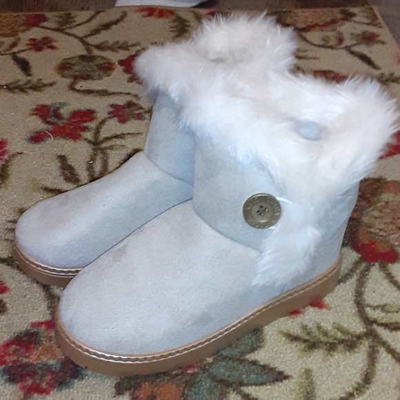 Boots - Picture 2 of 4